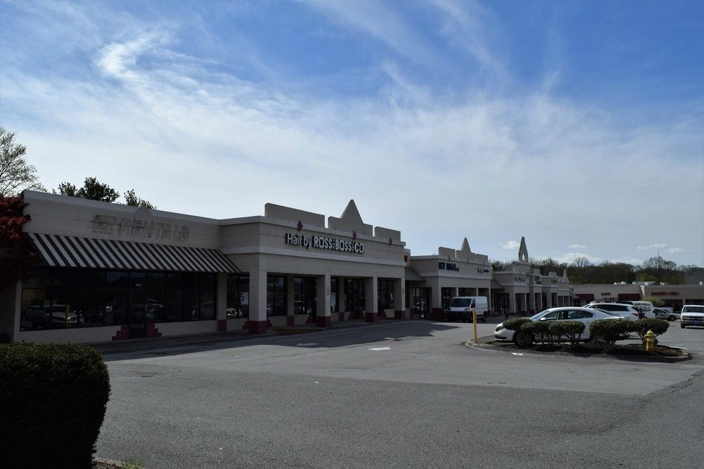 Manhattan Place Shopping Center: 1175 Oak Ridge Turnpike, Oak Ridge, TN 37830